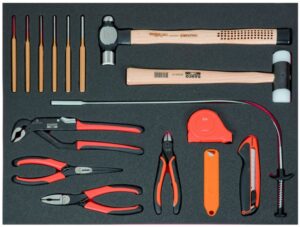 7314150336395 Tööriistade kmpl 11 osa vahtaluses 35x543x445mm (mõõdulint, vaibanuga+terad, tornid, haamrid, tangid)