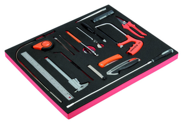 FF1A16 Tööriistade kmpl 18 osa vahtaluses (rauasaag, vaibanuga, nihik, mõõdulint, mutripüüdja, peeglid, käärid, pinsetid, märkenõel jt)